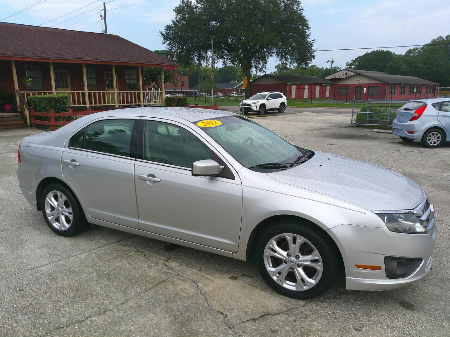 2012 SILVER FORD FUSION SE (3FAHP0HA3CR) , located at 1200 Cassat Avenue, Jacksonville, FL, 32205, (904) 695-1885, 30.302404, -81.731033 - Photo#2